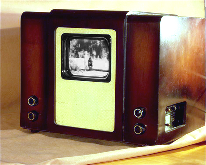 3 июля 1928 года. США Первый в мире серийный телевизор.  Цена - 75 долларов, что равнялось 2 средним зарплатам простого рабочего.