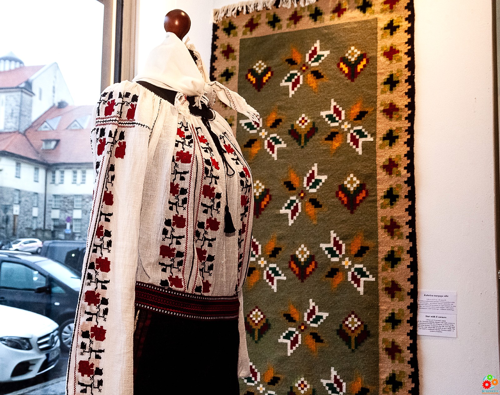 Тайный код молдавских ковров: в Таллинне открылась выставка ковров и костюмов из Молдовы