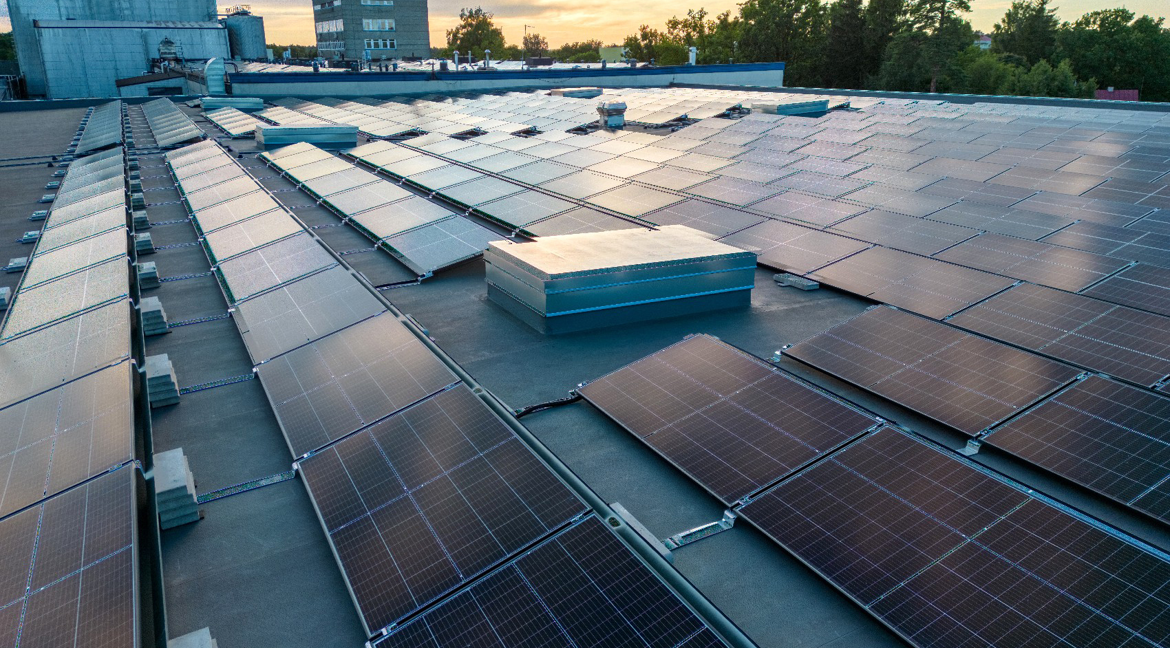 Alexela: Крупнейшая в Эстонии солнечная электростанция на крыше — построена