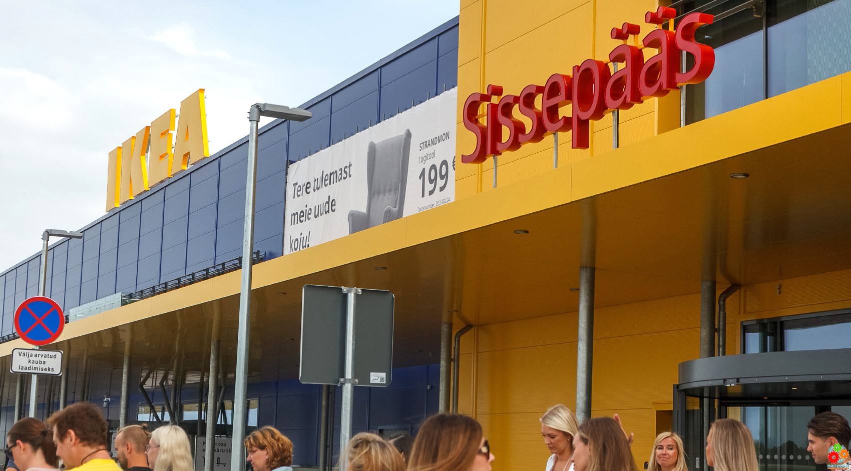 Магазин IKEA открыт и приглашает за покупками