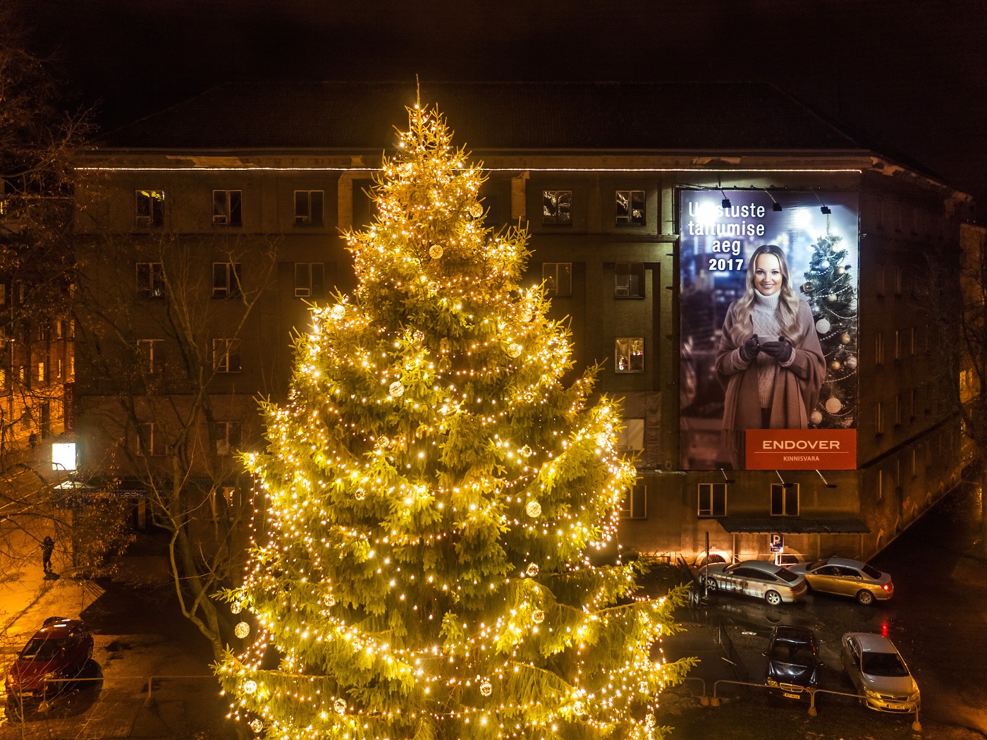 На площади Kompassi — самая высокая рождественская елка в Таллинне!