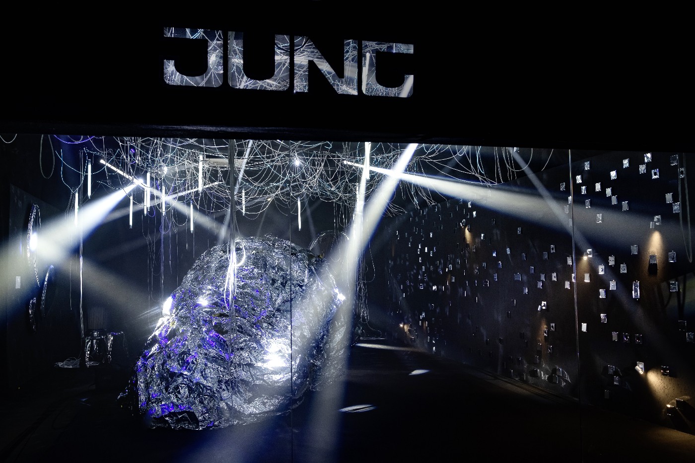 JUNG: Световая инсталляция на Миланской неделе дизайна