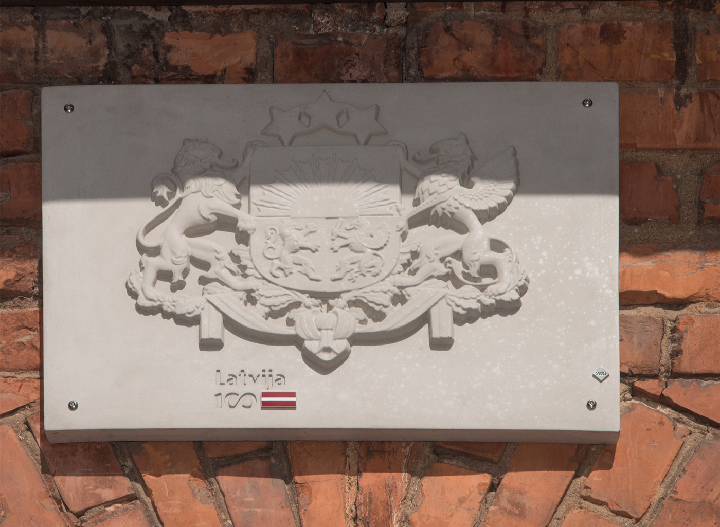 Sakret: посольству Латвии в подарок — государственный герб