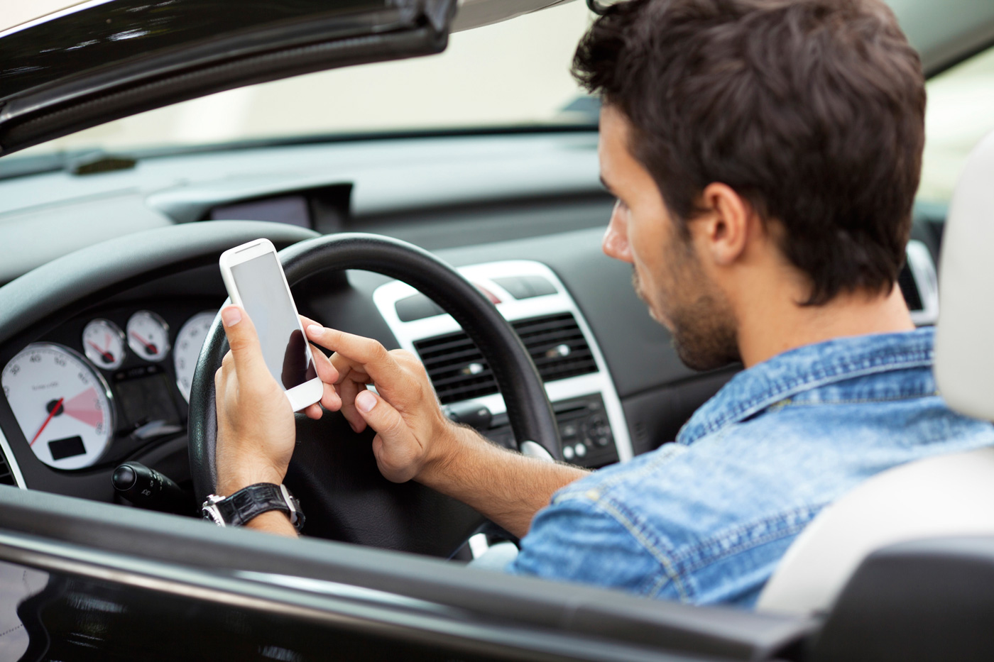 Исследование: Смартфон — причина опасных ситуаций на дороге