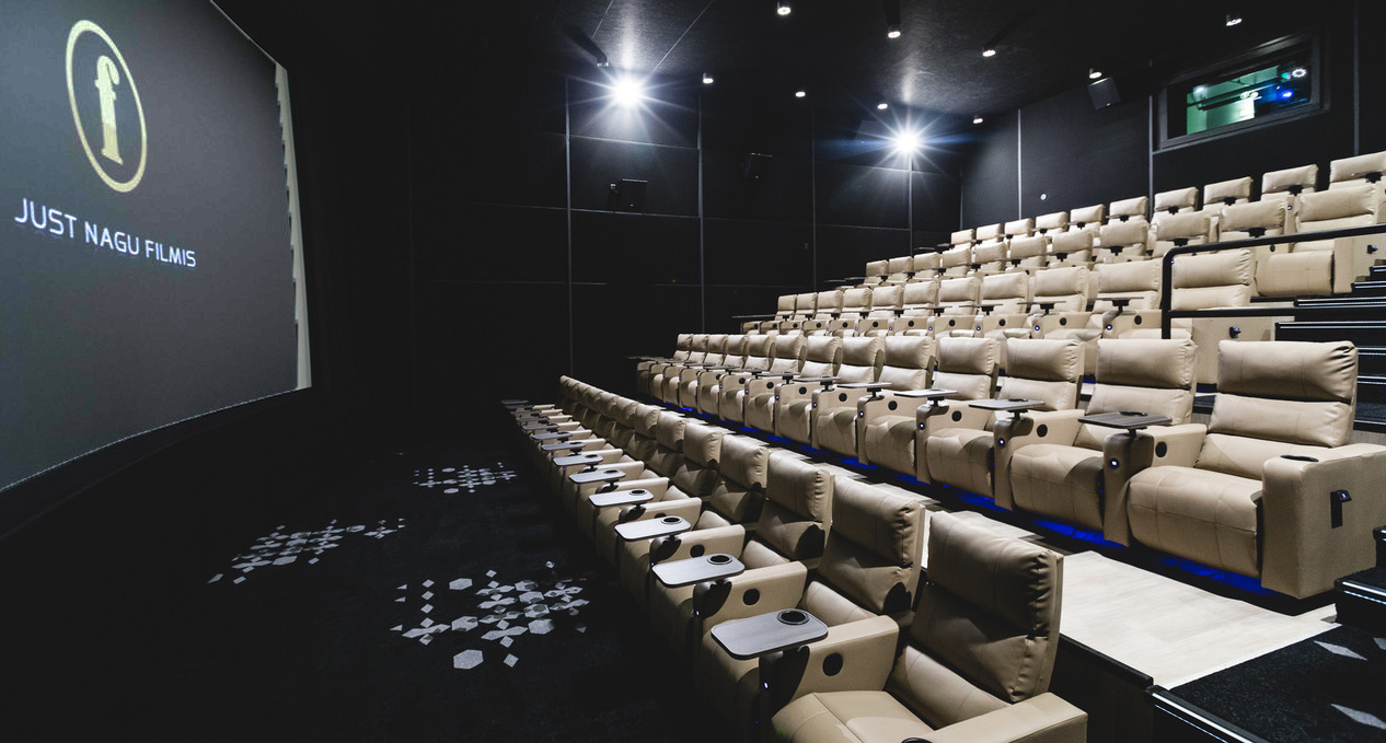 В Coca-Cola Plaza открылся обновленный кинозал с роскошными креслами