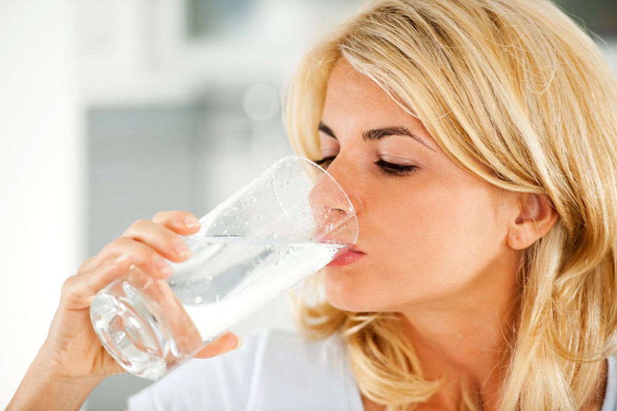 Стоматолог: после приема пищи выпейте воды