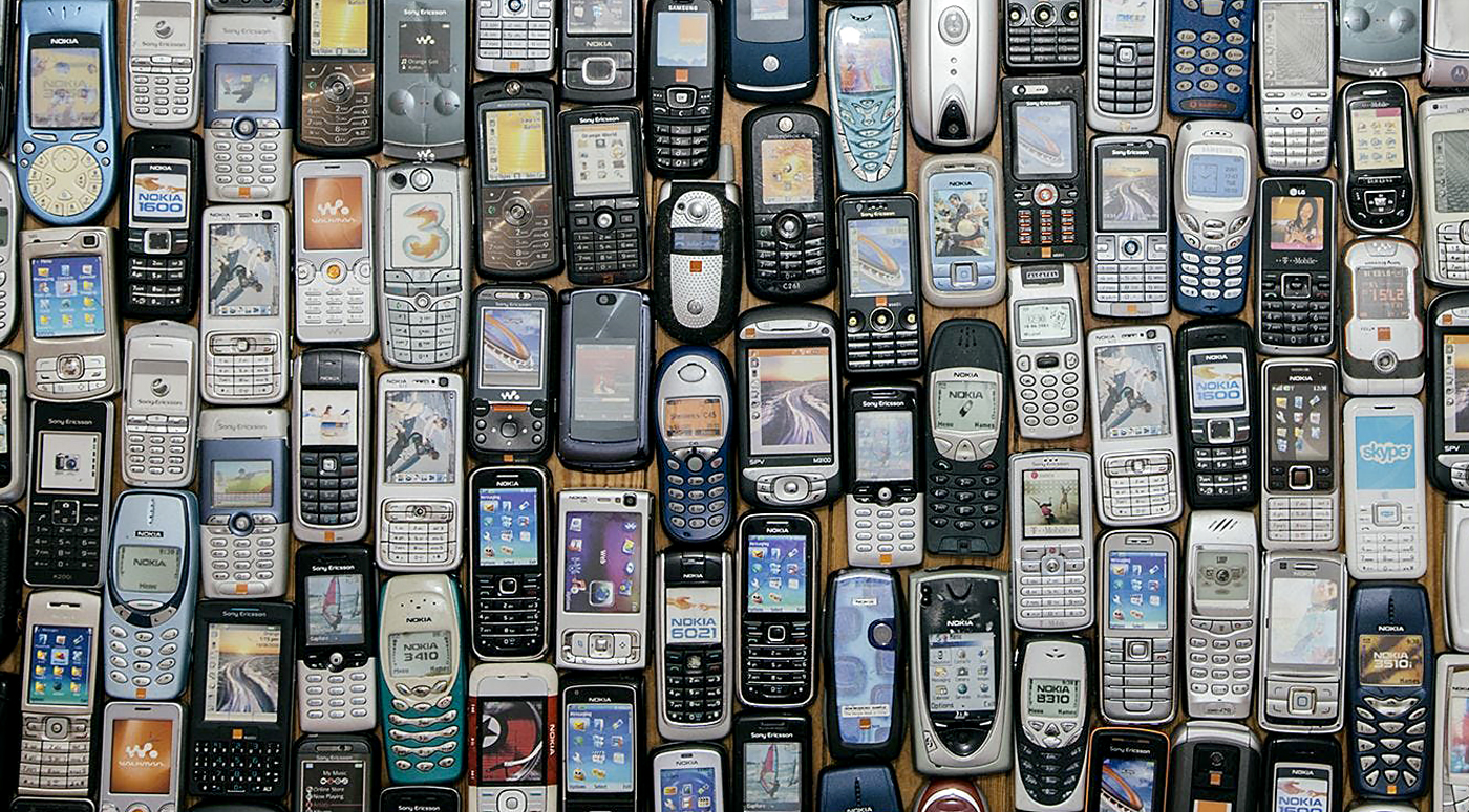 Отличаю телефон. Смартфоны 2000 годов. Олдскульный сотовый телефон. Сотовые телефоны 2000-х годов. Производители гаджетов.
