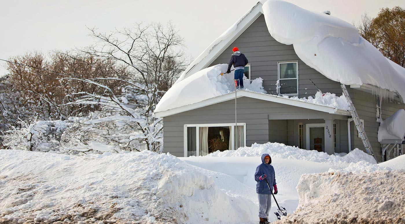 Зимой необходимо очищать от снега все крыши
